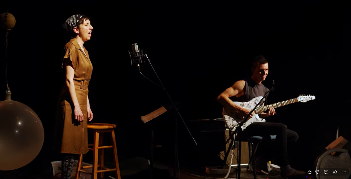 гитарист коллектива без костюма в прошлом проекте