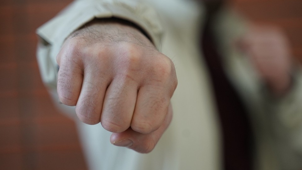 "Мужик, ты в пять раз больше!": В Ангарске пассажир автобуса мог ударить ребенка кулаком в лицо