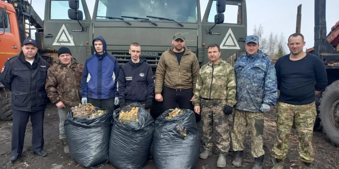 Полицейские и общественники из Мантурово отправили подарки бойцам СВО