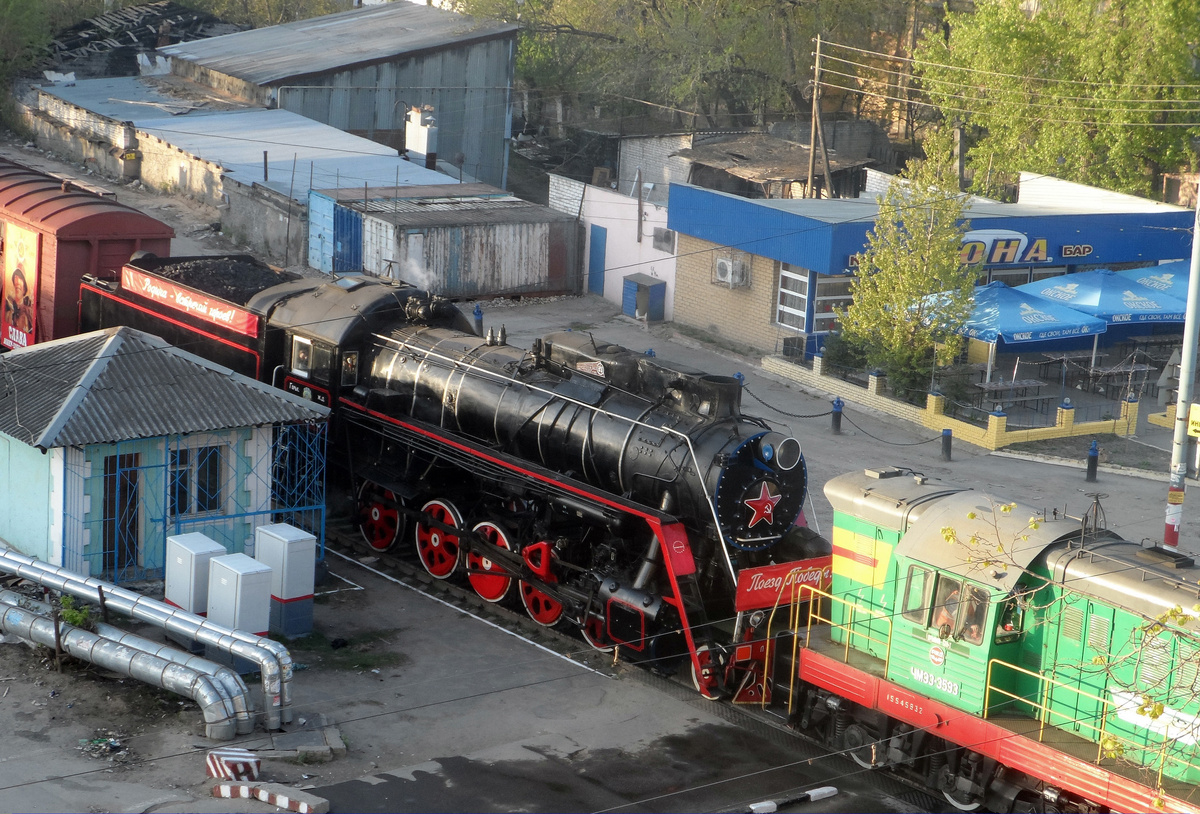 Тепловоз ЧМЭ-3 загоняет поезд Победы в "загон"