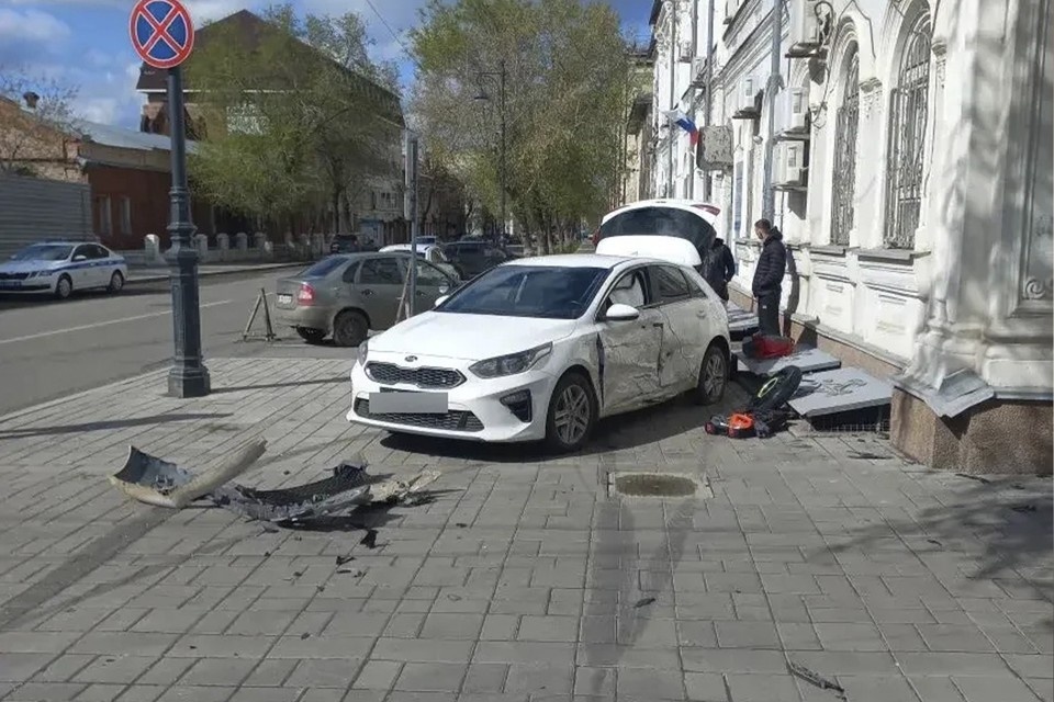    Удар пришелся в бок иномарки – в ходе столкновения ее отбросило на тротуар. Фото: Оренбургская Госавтоинспекция