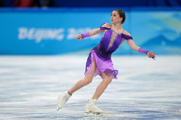 Камила Валиева выступает с короткой программой женского одиночного катания на соревнованиях по фигурному катанию XXIV зимних Олимпийских игр в Пекине, 2022 год / Григорий Сысоев/РИА Новости   📷
