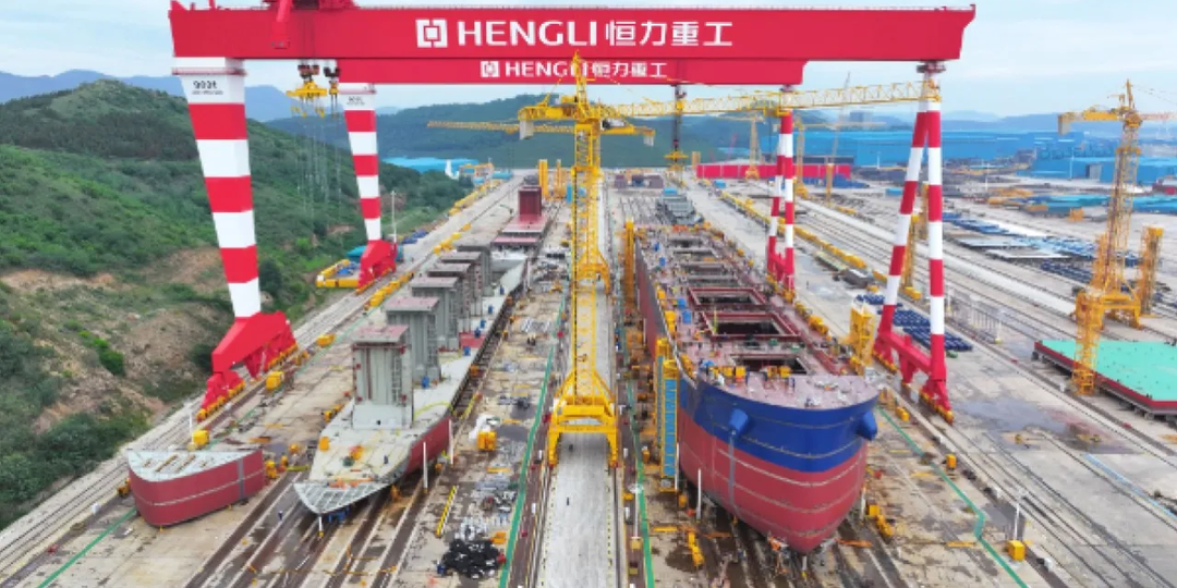 Китайская верфь Hengli Heavy монтирует самые большие в мире краны