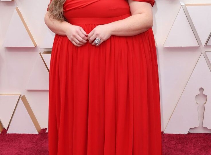 Как обыграть фигуру "яблоко" размера XXL? Разбираем на примере Крисси Метц