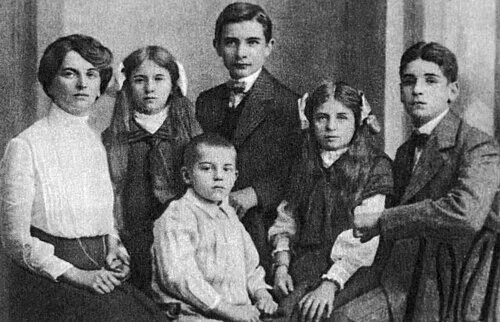 фотография Инессы Арманд со своими детьми около 1915 г.