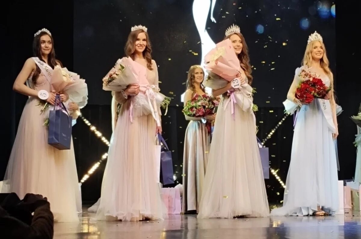    В голубом платье - победительница Анастасия Медведева.