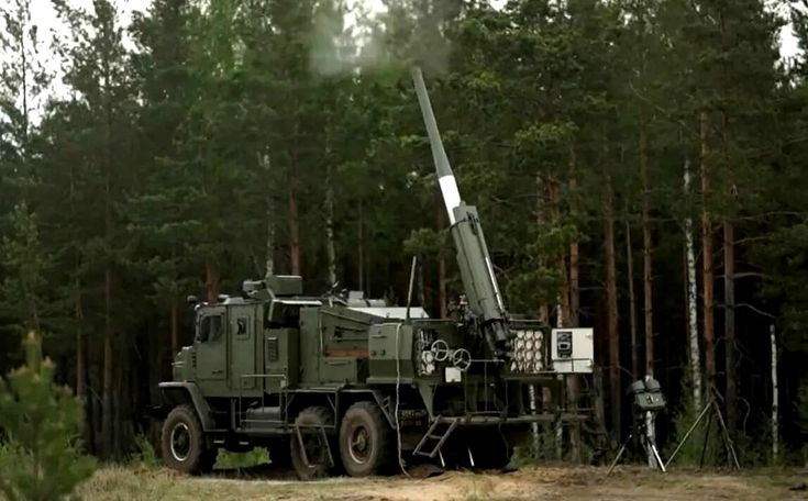 Самоходная артиллерийская установка 2С40 «Флокс» собственной персоной. Фотография в свободном доступе.