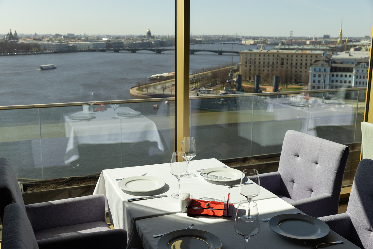 Вид на дельту Невы из окна отеля "Санкт-Петербург". Заседание экспертного совета профессионального конкурса отелей и ресторанов Хорека Ап 20.04.2026.