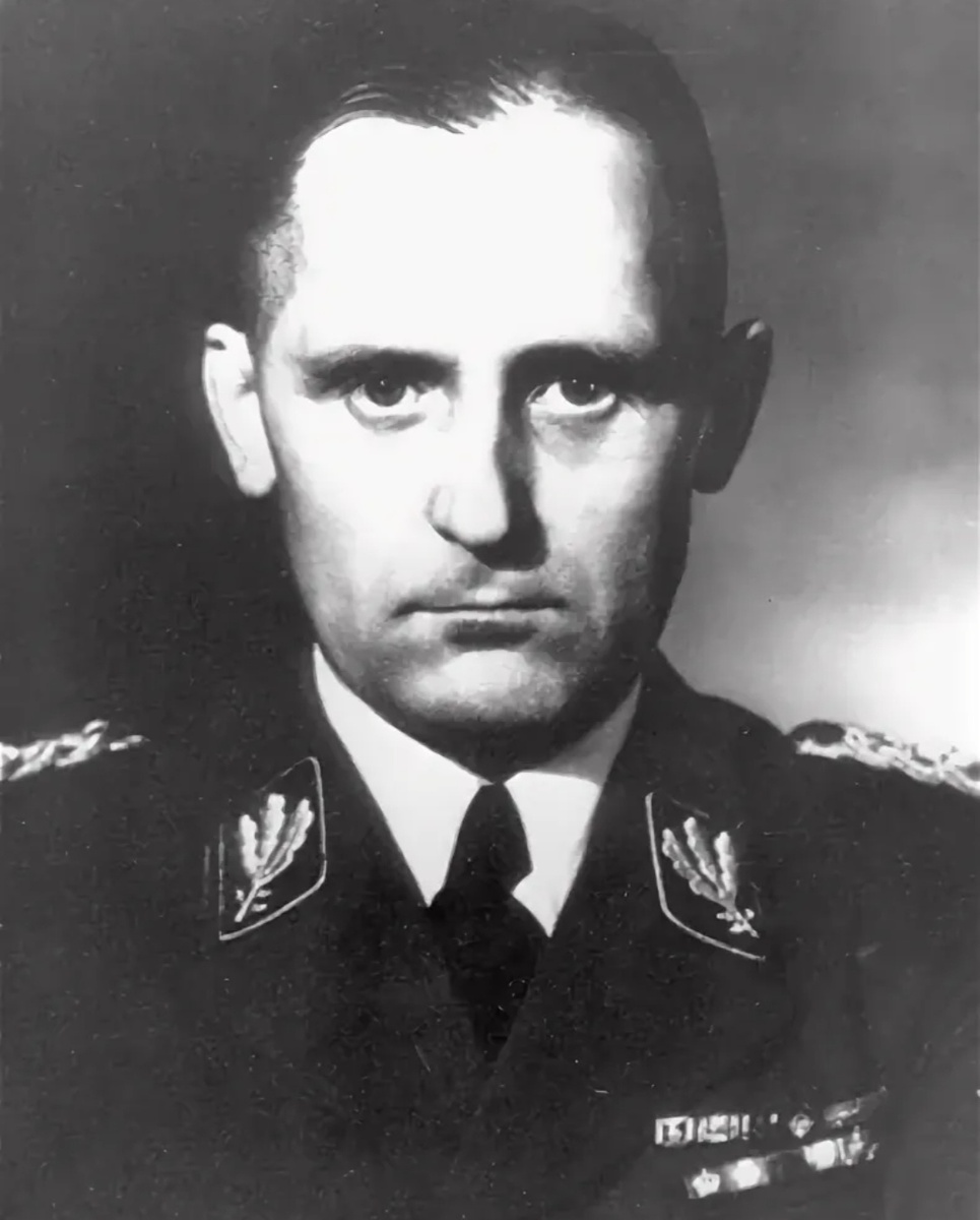 Генрих Мюллер — начальник тайной государственной полиции (IV отдел РСХА) Германии, группенфюрер СС и генерал-лейтенант полиции. 
