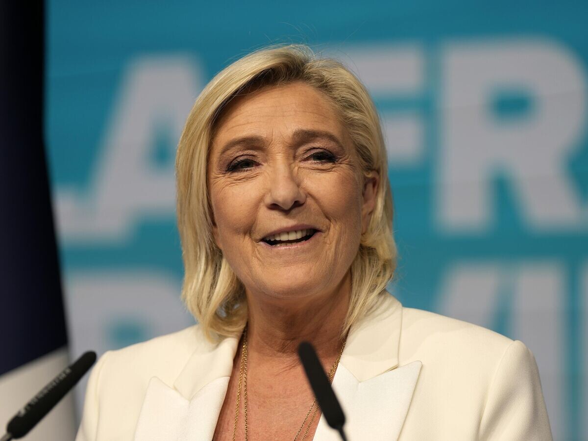    Председатель партии "Национальное объединение" Марин Ле Пен во время выступления в штаб-квартире партии после выборов в Париже | © AP Photo / Lewis Joly