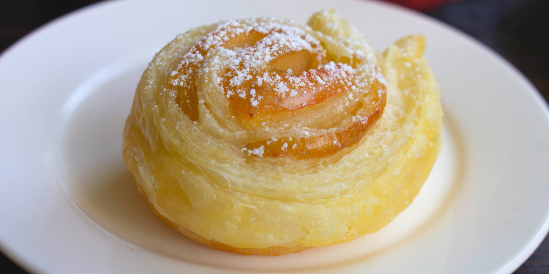 «Розочки» за 20 минут — готовим к чаю слойки с яблоками