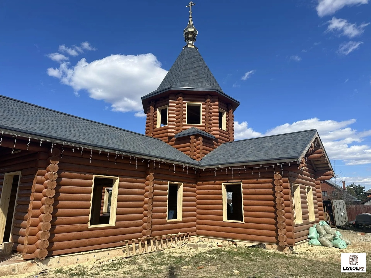 Когда говорят про установку окон в деревянном доме, обычно представляют обычный коттедж.

Но всё меняется, когда речь идёт о храме.

Здесь ошибка стоит намного дороже.

На этом объекте строится деревянный храм из оцилиндрованного бревна диаметром 260 мм.

Большие окна.
Высокие стены.
Колокольня.
Серьёзная нагрузка на весь сруб.

И если в обычном доме можно что-то потом переделать, то здесь лучше сразу сделать правильно.

Настоятель обратился к нам с просьбой помочь с окнами и дверями.

Причём задача была не просто закрыть проёмы, а сделать это так, чтобы через несколько лет ничего не повело и не пришлось ломать уже готовую отделку.

Сначала приехал на объект замерщик.

Посмотрели все окна первого этажа, звонницу, внутренние двери, хозяйственные помещения.

И сразу стало понятно — нужна только силовая чистовая обсада.

Без компромиссов.

Почему?