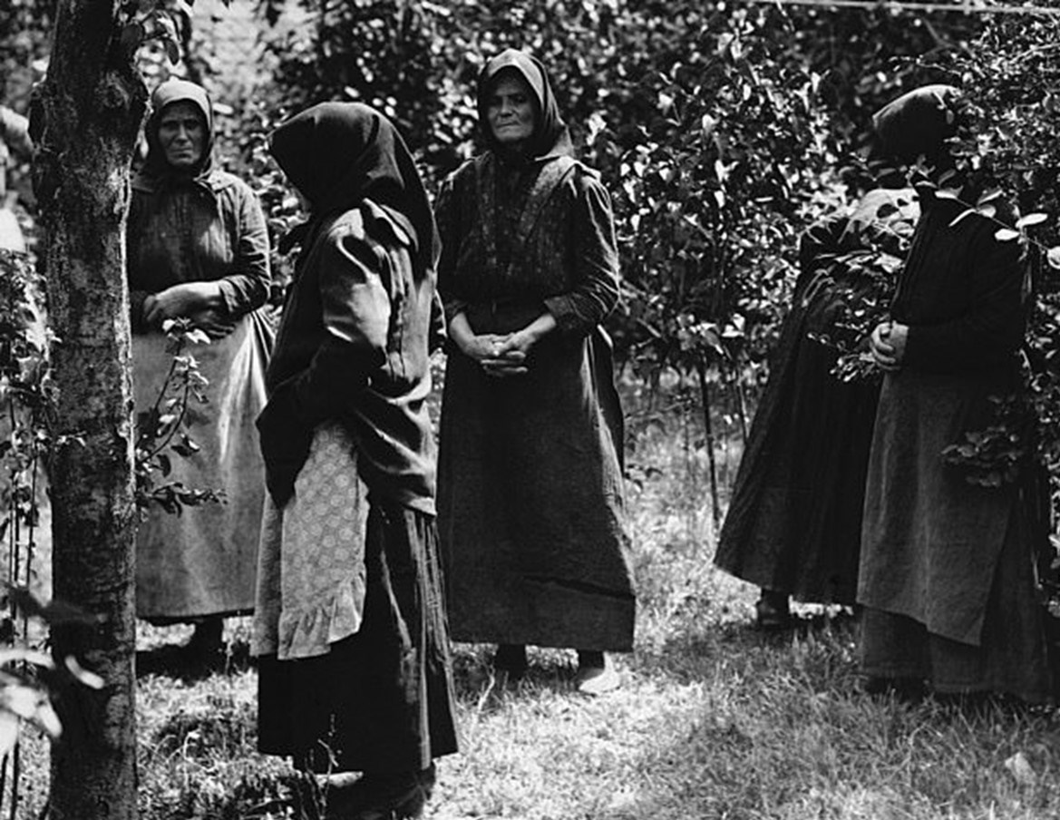 Женщины из Надьрева и Тисазуга. Фото: Wikimedia Commons/Неизвестно