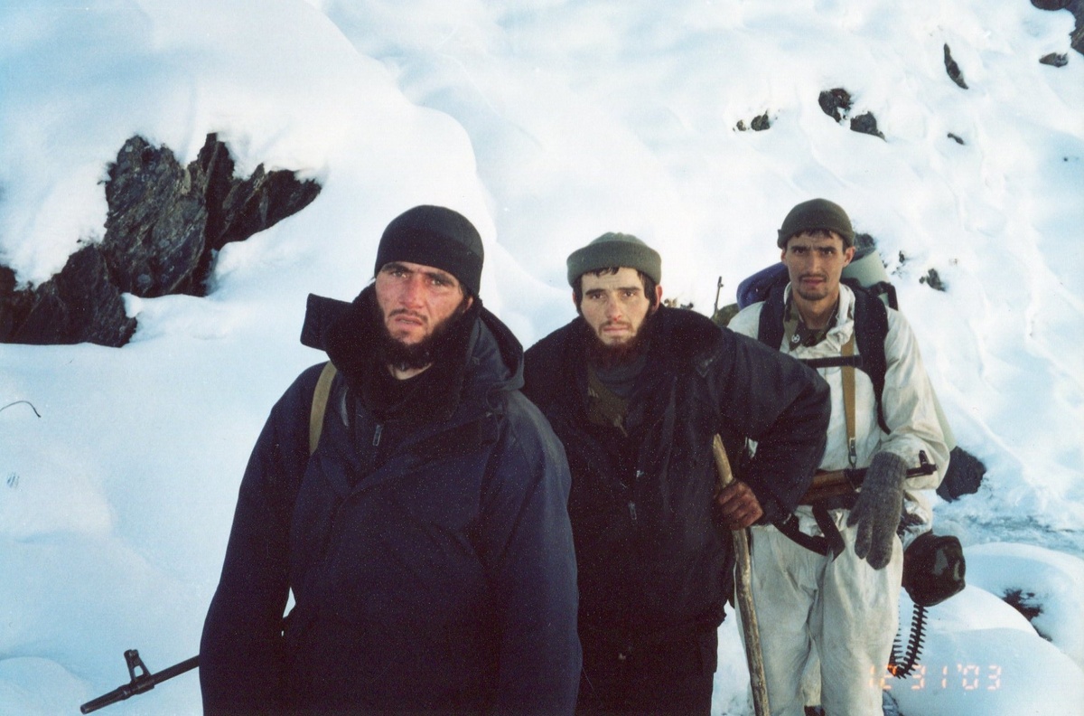 30 декабря 2003 года. Горы Дагестана, дорога на Хушет. Впереди, с пулемётом за плечами, шагает командир группы Гелаевского спецназа Султан У. За ним следует раненный боец того же подразделения, мюрид Лечи М. Третьим в колонне идёт командир пограничной войсковой разведки «БАРС», который их конвоирует.