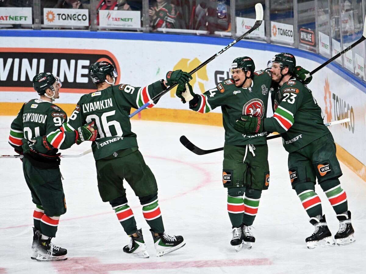    Хоккеисты "Ак Барса" | © РИА Новости / Максим Богодвид