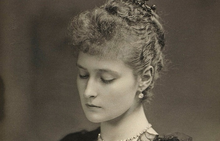 Классическая красота Аликс привлекала многих.