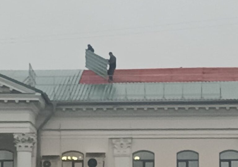 В окраинной брянской Злынке сорвались с крыш домов двое мужчин за пару дней