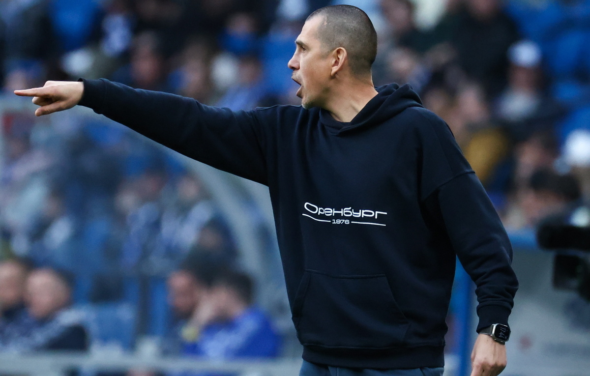    Главный тренер "Оренбурга" Ильдар Ахметзянов  Сергей Фадеичев/ТАСС