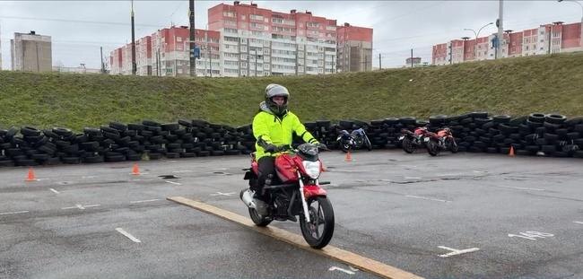 В профессиональной автошколе мотоциклиста должны с первых метров за рулем научить совладать с тремя главными напастями – дистанцией, скоростью и маневрами