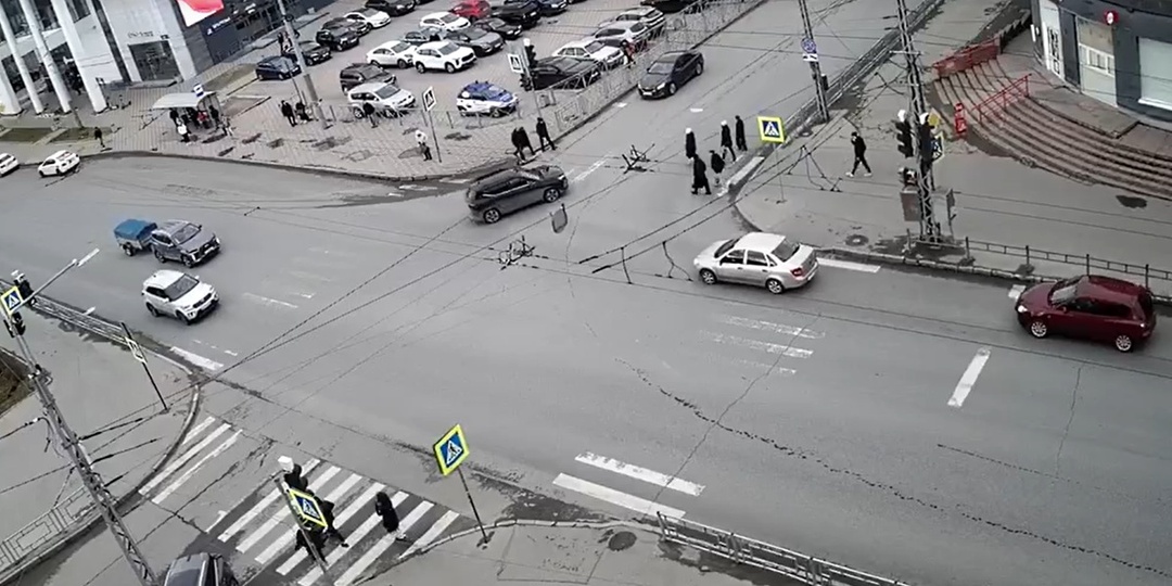 Водитель проехал в опасной близости от пешеходов на Антикайнена