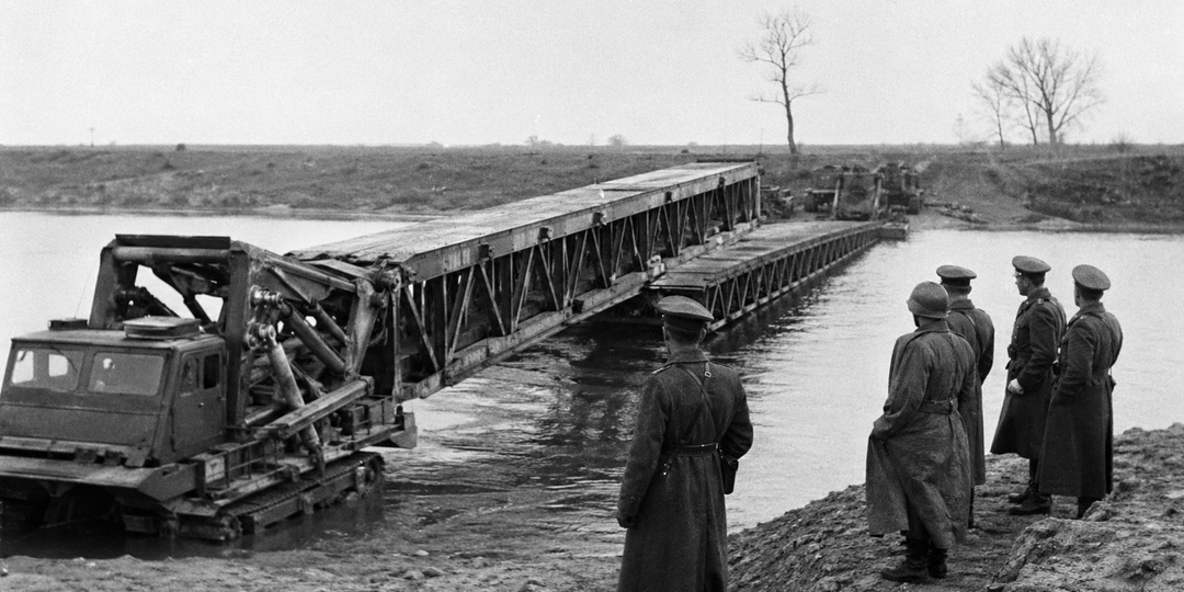 В СССР сделали машину, которая прокладывала мост за несколько минут: как это выглядело