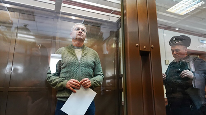    "Золотой генерал" Тимур Иванов (слева) не просто с высшим образованием, но ещё и с дипломом кандидата наук... ФОТО: Авилов Александр/Агентство "Москва"