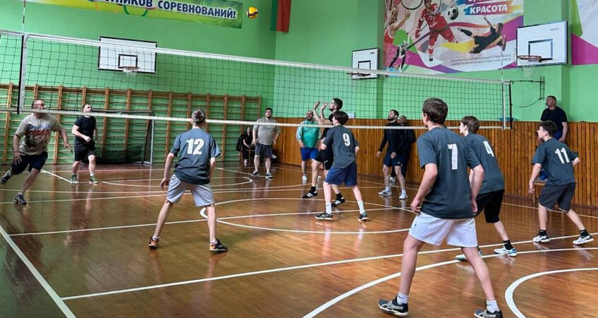    Спортивный диалог: в Пинском районе волейбол сплотил молодежь, милицию и духовенство