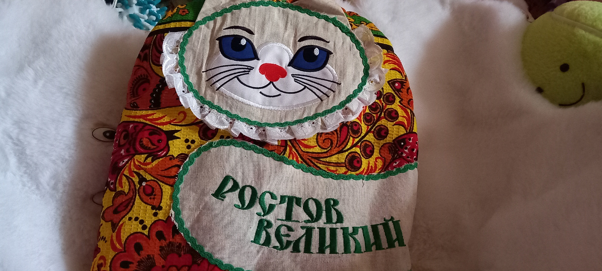 Pòcти. А ещё в кадре немножко виден мой любимый мягкий теннисный мячик Тэнни.