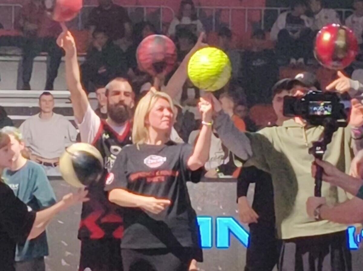    Мария Захарова раскрутила мяч на пальце | © РИА Новости