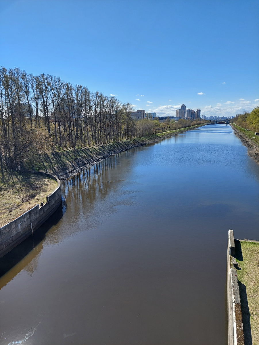 Вид с пешеходного моста над шлюзами,которые соединяют Химкинское водохранилище и Москву -реку 