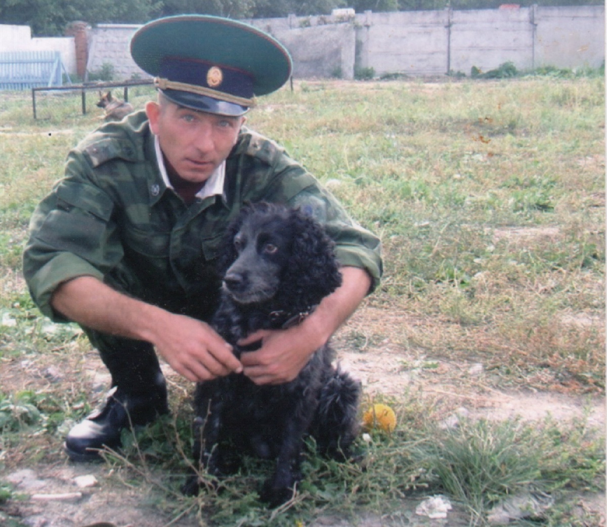 Специальная собака Аза и ее хозяин Марс Биктимиров. Фото предоставлено для публикации hornews.com