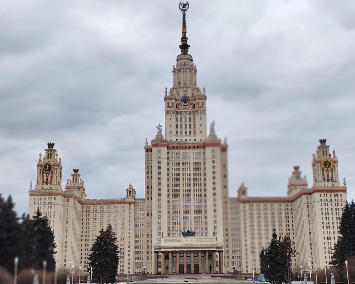 Это здание известно всем в нашей стране, кузница ученых - МГУ им. М. Ломоносова. 