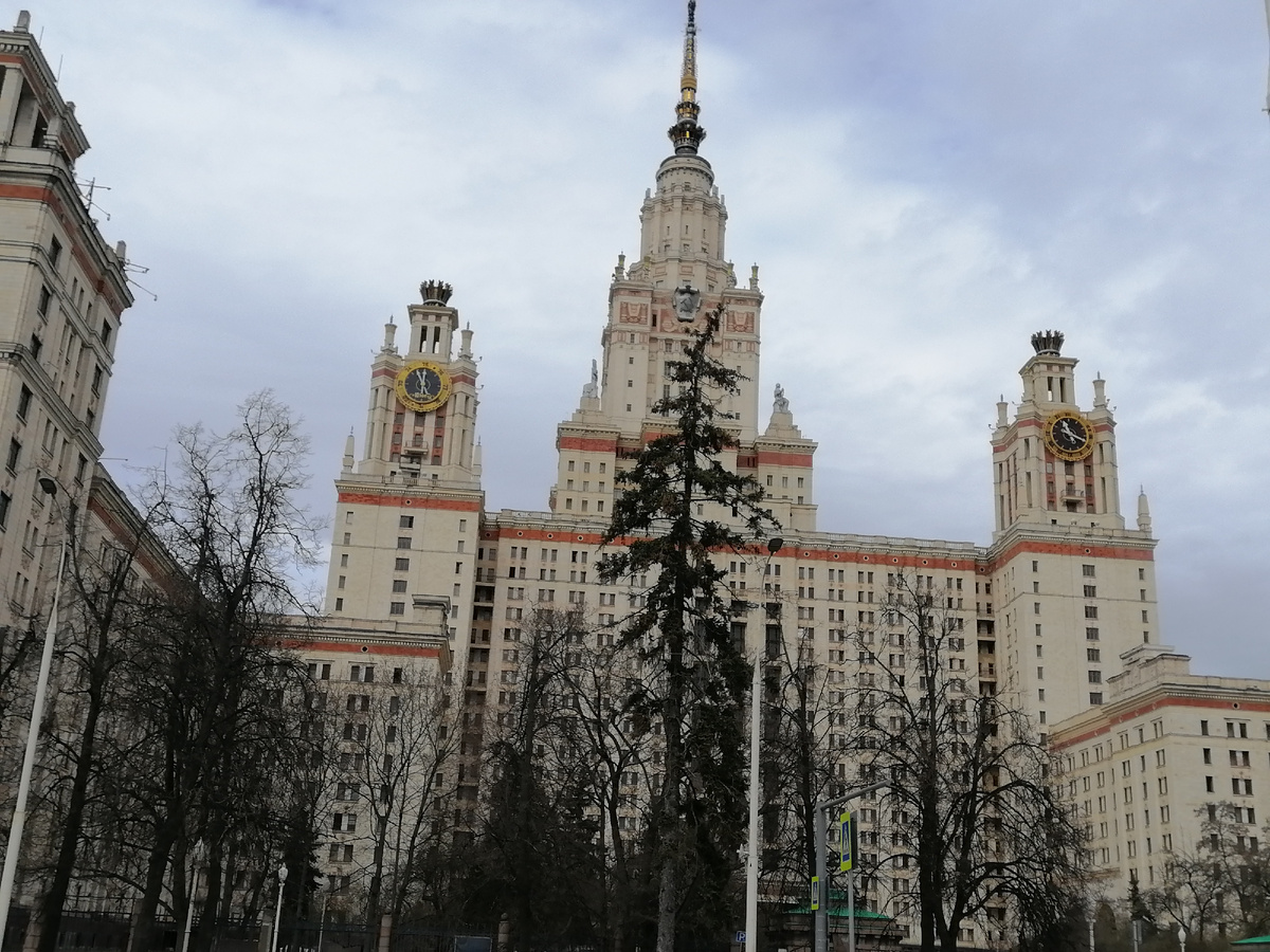 МГУ с тыльной стороны. 
