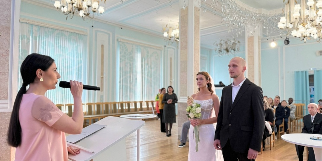 Костромская Снегурочка поженила первую пару молодоженов