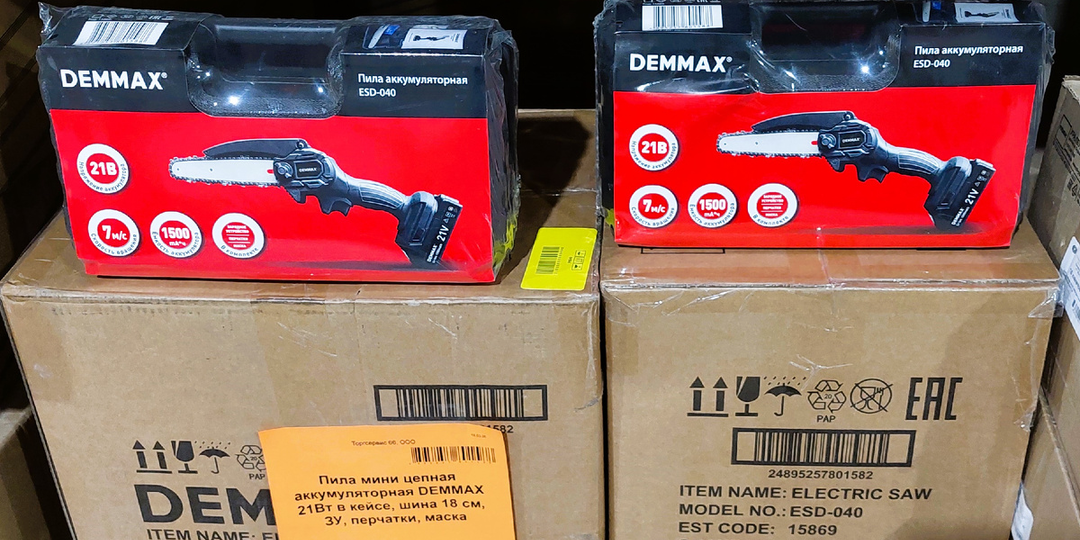 В Светофоре по приемлемым ценам тенты, мини-пила, лопаты, фляги, ведра, почвогрунт. Выбираю сыр и медовый хлеб. Дегустирую мясной деликатес