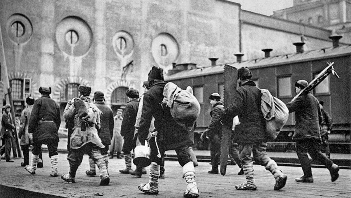 Фото «Отходники на вокзале в городе». Из открытых источников