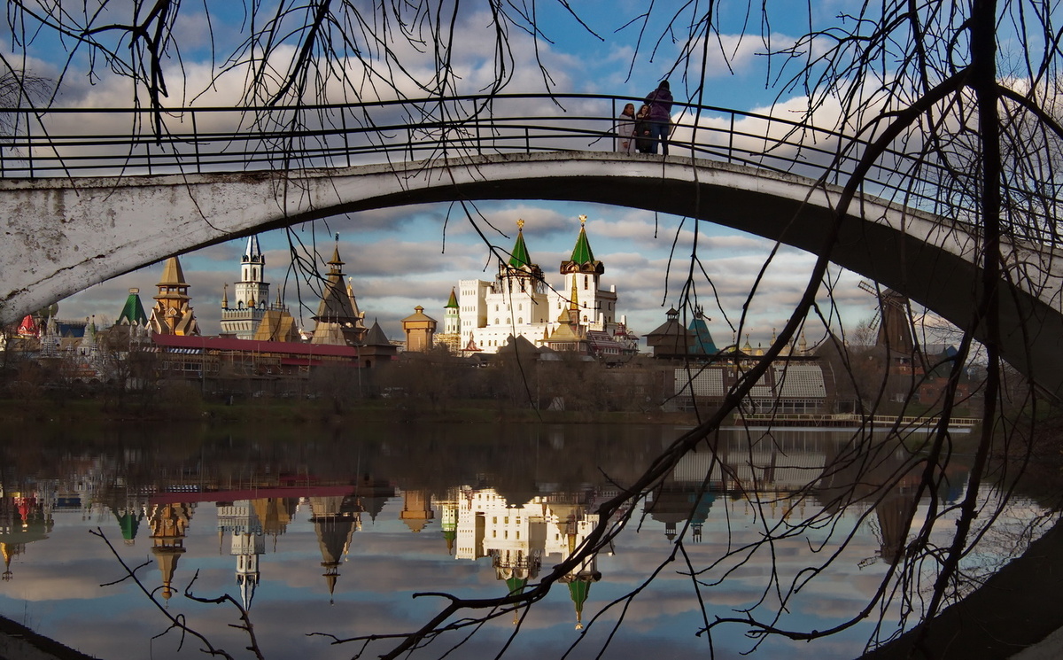 Первое, что видишь, когда попадаешь на Измайловский остров это Горбатый мостик