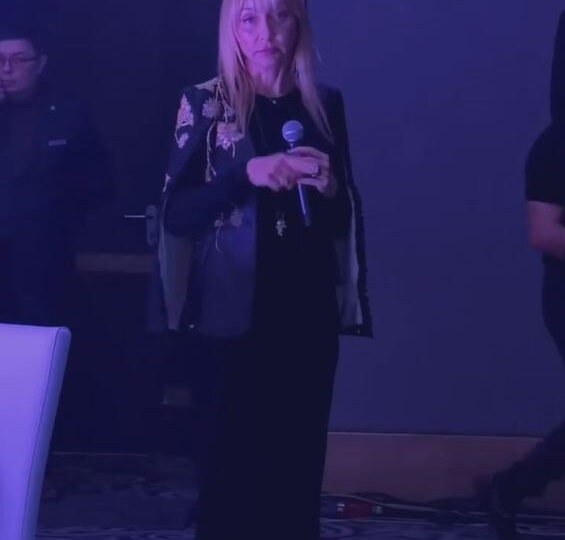 Кристина Орбакайте в коридоре отеля - не триумф, но и не крах