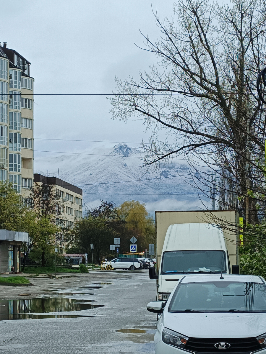 ... А через час - другой может быть и так....23.04.2026 - Бештау в снегу.