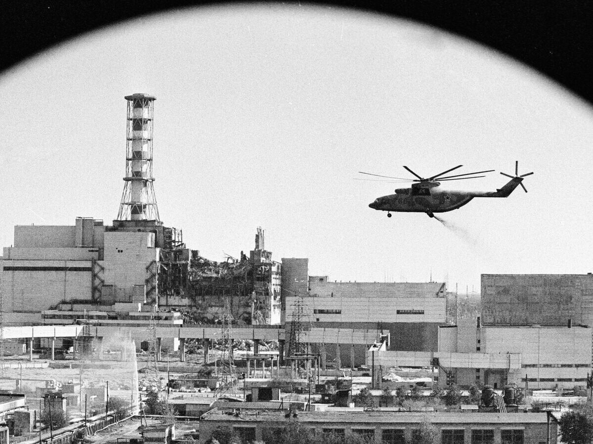    Вертолеты ведут дезактивацию зданий Чернобыльской атомной электростанции после аварии. 1986 год | © РИА Новости / Игорь Костин