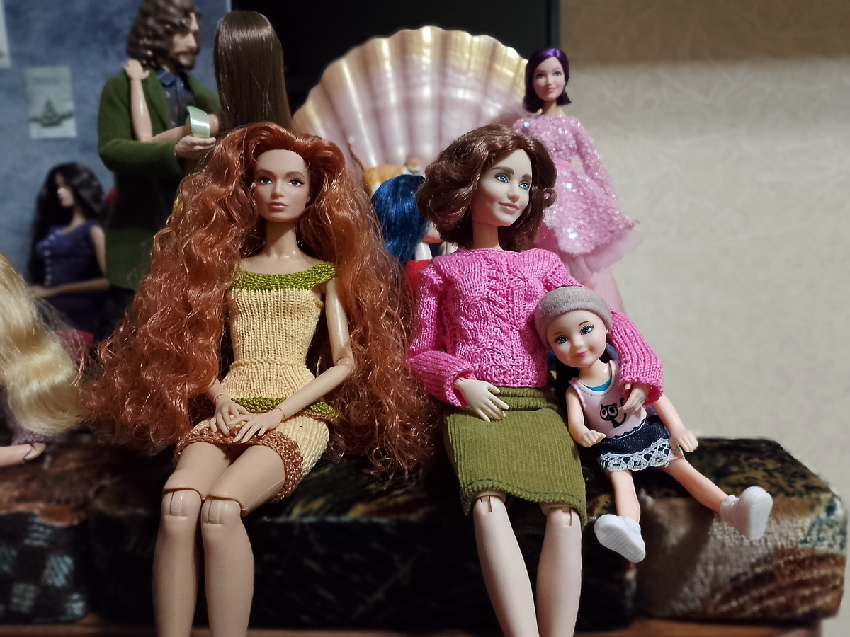 На переднем плане чинно восседает Ульрика и нежно обнимаются Хелен и Аня, мать и дочь. 