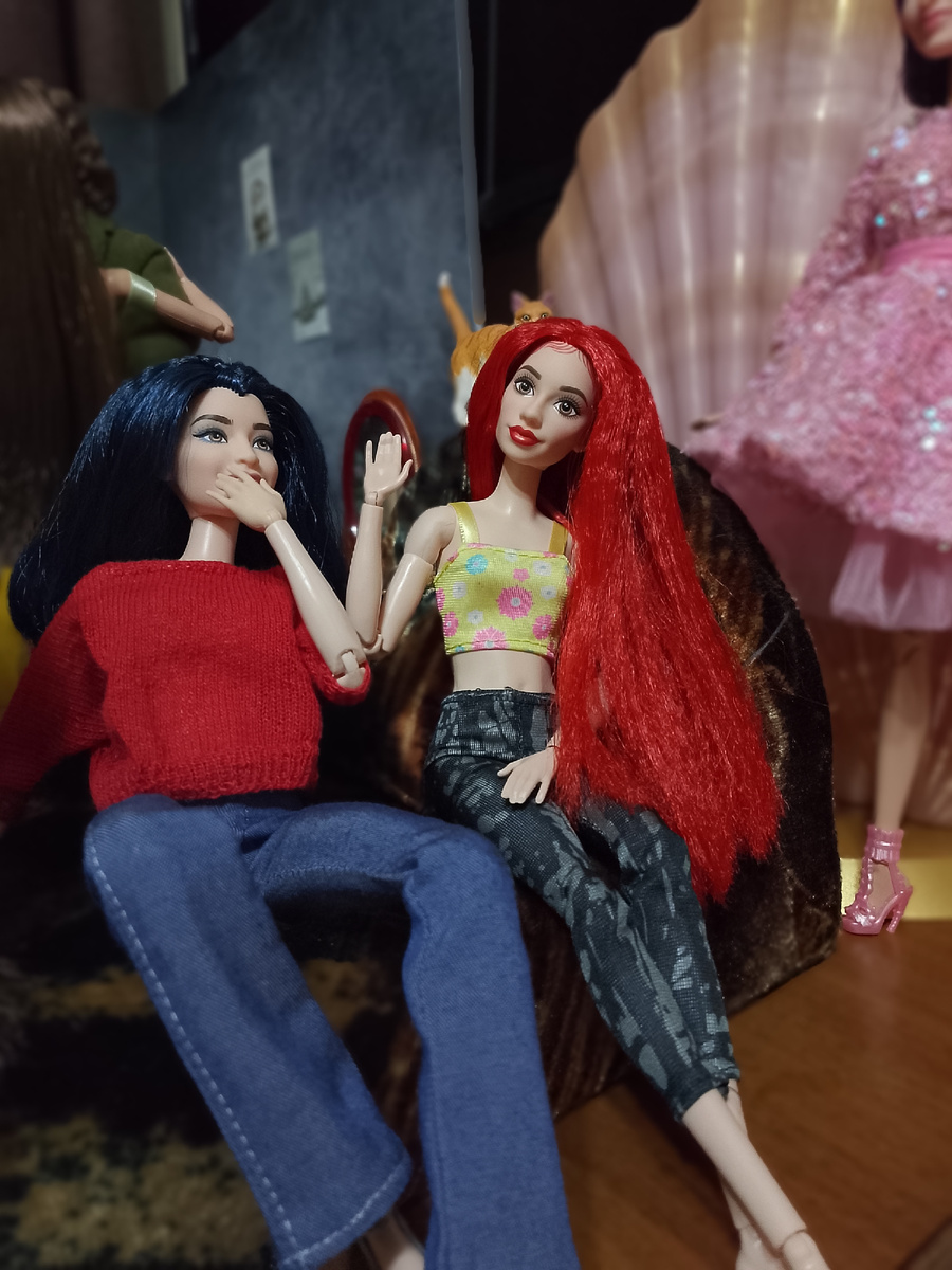 Чуть дальше хохочут мои юные проказницы Люся и Иви, младая кровь)) 