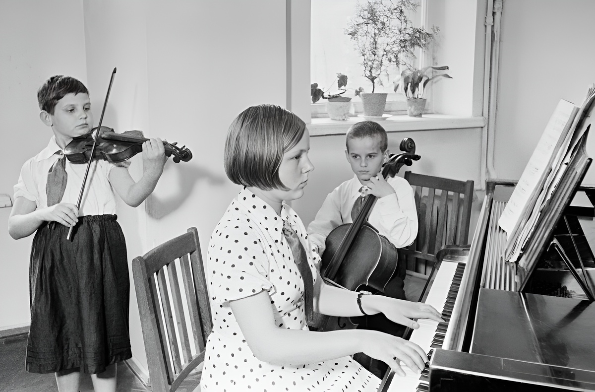 Она села за старенькое пианино, которое давно не настраивали...