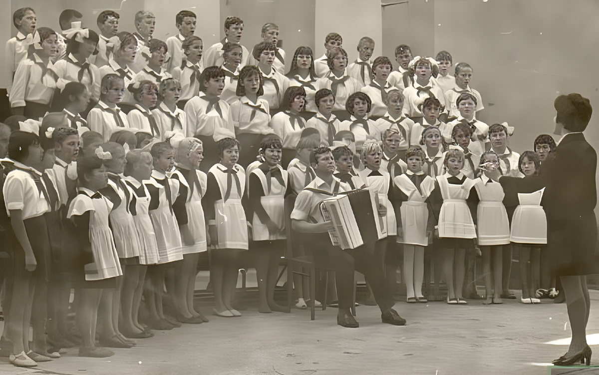 Но главное волшебство началось, когда Анна Петровна предложила создать школьный хор.