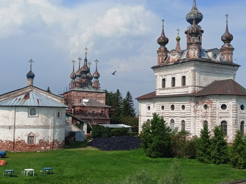 Михаило-Архангельский монастырь. Вид с городского вала Юрьева.