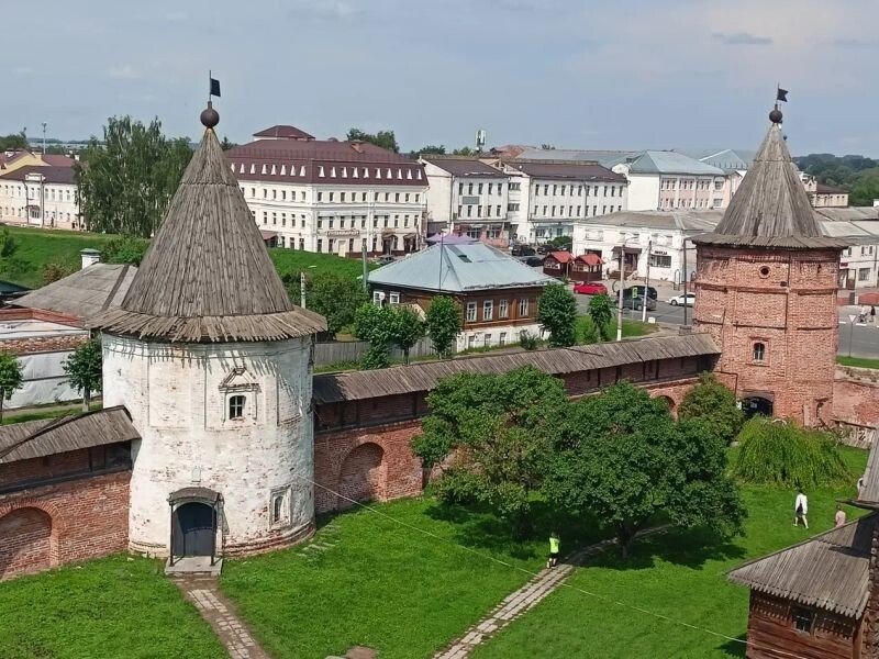 Башни и стена Михаило-Архангельского монастыря.
