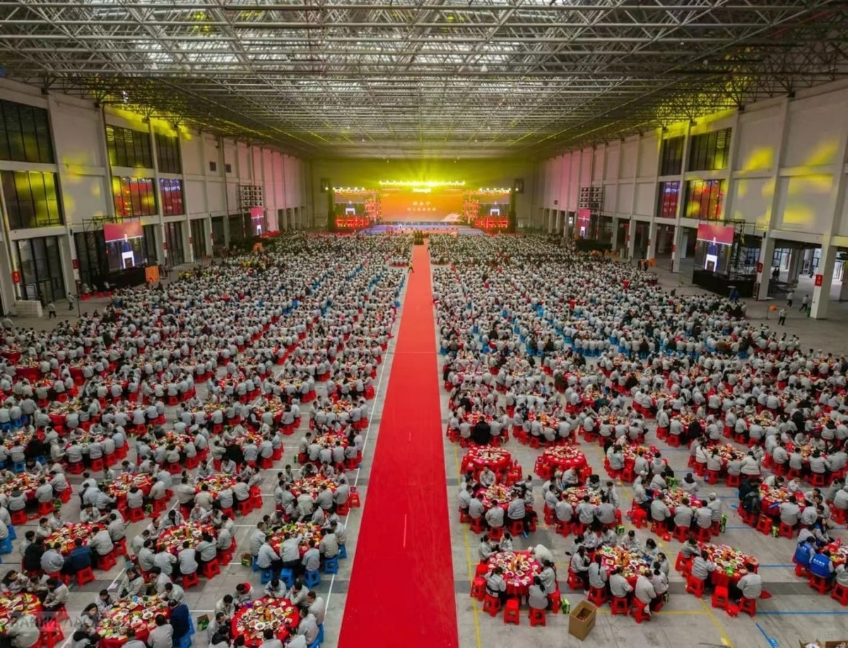 Корпоратив в Китае. Можно оценить масштаб и почему стоит следить за трендами и технологиями оттуда))