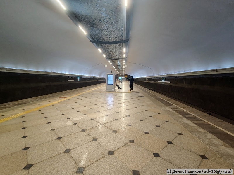 Станция метро "Яшьлек" в Казани оформлена в стиле минимализма