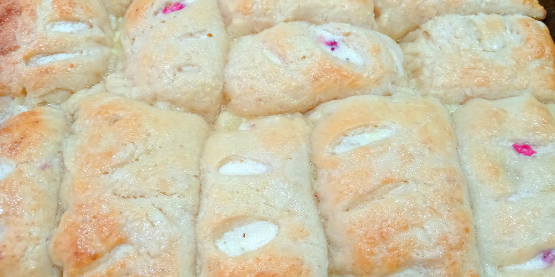 БУЛОЧКИ С ТВОРОГОМ И КРАСНОЙ СМОРОДИНОЙ