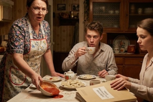 Семья за столом 